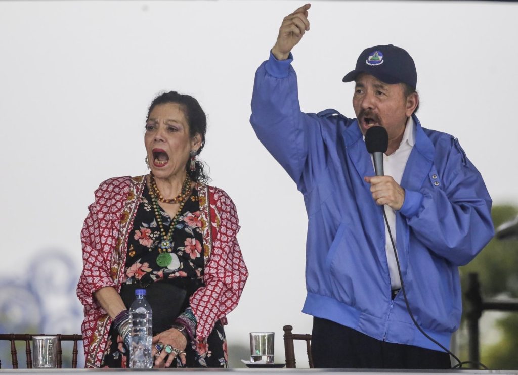 Los actuales dictadores Rosario Murillo y Daniel Ortega están juntos desde 1978, cuando fueron casados “por las armas” por el padre Gaspar García Laviana. El matrimonio formal de ellos fue hasta en septiembre de 2005
