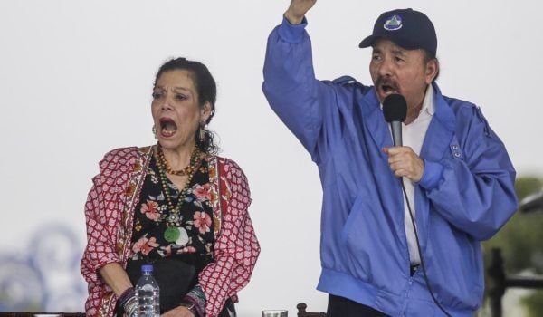 Los actuales dictadores Rosario Murillo y Daniel Ortega están juntos desde 1978, cuando fueron casados “por las armas” por el padre Gaspar García Laviana. El matrimonio formal de ellos fue hasta en septiembre de 2005. LA PRENSA/ ARCHIVO