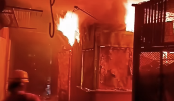 Voraz incendio en el mercado Oriental arrasa con 25 tramos del sector Los Chocoyos