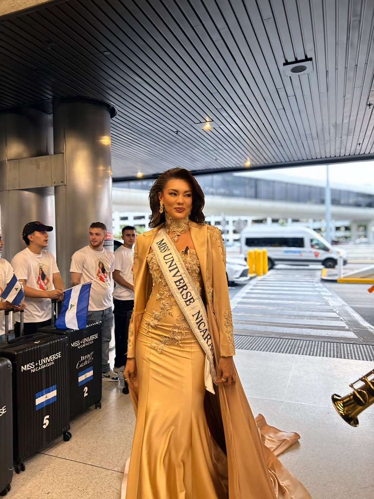 Itza Castillo salió desde el Aeropuerto Internacional de Miami hacia la concentración de Miss Universe 2025 en Tailandia. Foto: Lascosascomosonnic