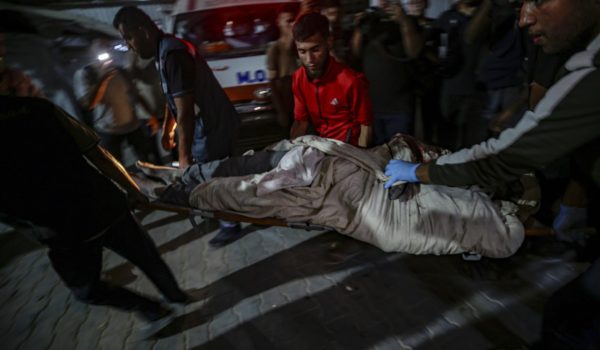 Llegada de un cuerpo al hospital Al Shifa tras un bombardeo israelí en Gaza el 19 de octubre de 2025. EFE/EPA/MOHAMMED SABER