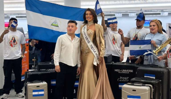 Itza Castillo salió desde el Aeropuerto Internacional de Miami hacia la concentración de Miss Universe 2025 en Tailandia. Foto: Lascosascomosonni