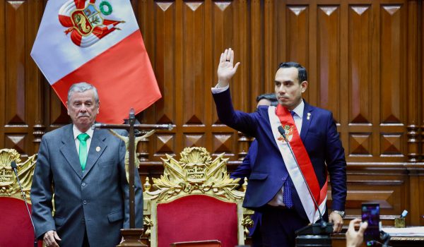 Nuevo presidente interino del Perú, José Jeri Oré (der.), haciendo un gesto antes de jurar su cargo durante una ceremonia en el Congreso Nacional en Lima. (Foto: Folleto / Congreso de la República del Perú / AFP)