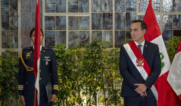 El presidente interino de Perú, José Jerí (d), el pasado 14 de octubre, durante la juramentación de su gabinete de ministros, en el Palacio de Gobierno, en Lima (Perú). EFE/John Reyes