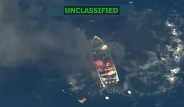 Captura de video de una embarcación atacada por fuerzas estadounidenses en aguas del Pacífico. Foto: Captura de video/X/Pete Hegseth