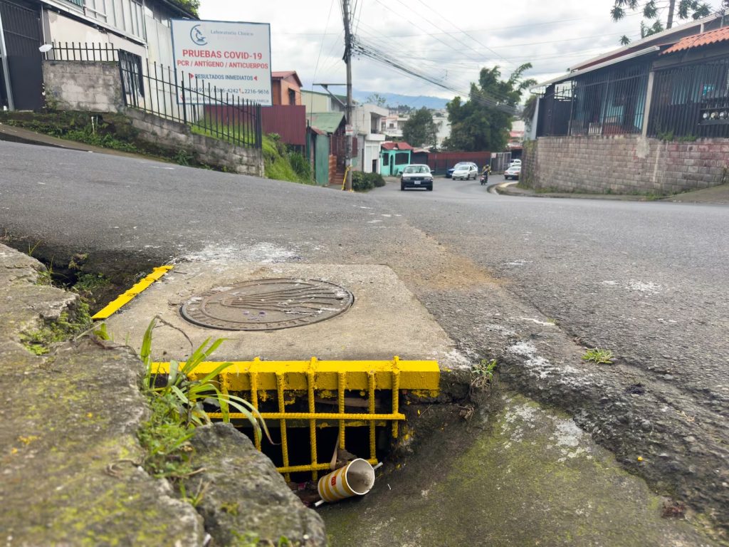 Poco después de la tragedia, las autoridades colocaron rejas en los huecos de la alcantarilla. LA PRENSA/ TOMADA DE REDES SOCIALES