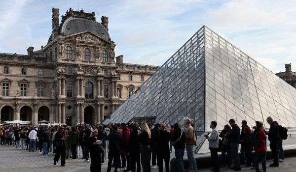 Visitantes hacen fila frente a la Pirámide del Louvre, diseñada por el arquitecto chino-estadounidense Ieoh Ming Pei, con el Museo del Louvre al fondo. (Foto de Thibaud MORITZ / AFP)