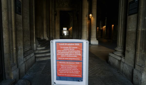 Un cartel de cierre se ve en el camino hacia el patio de la pirámide del Louvre después del anuncio de que el museo permanecerá cerrado tras el robo de joyas. (Foto de Dimitar DILKOFF / AFP)