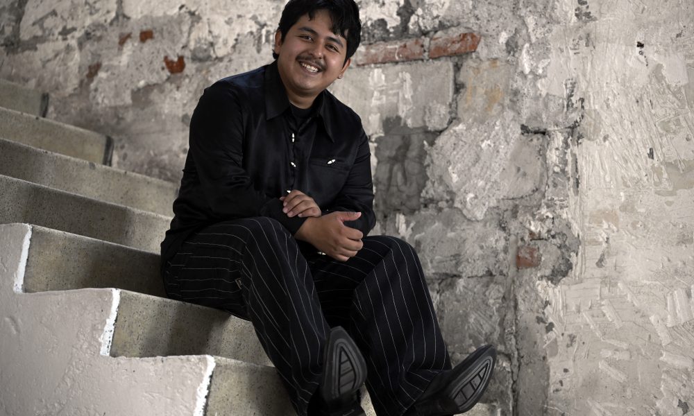 El cantante mexicano Macario Martínez posa durante una entrevista con AFP en la Ciudad de México el 22 de octubre de 2025. (Foto de Alfredo ESTRELLA / AFP)