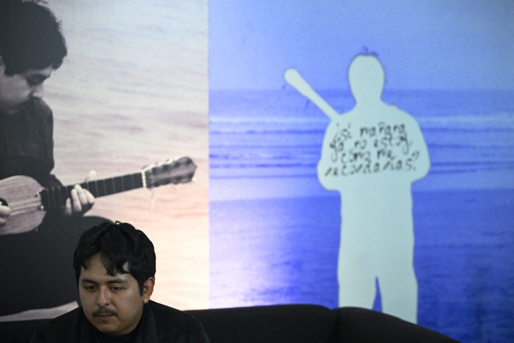 El cantante mexicano Macario Martínez posa durante una entrevista con AFP en la Ciudad de México el 22 de octubre de 2025. (Foto de Alfredo ESTRELLA / AFP)