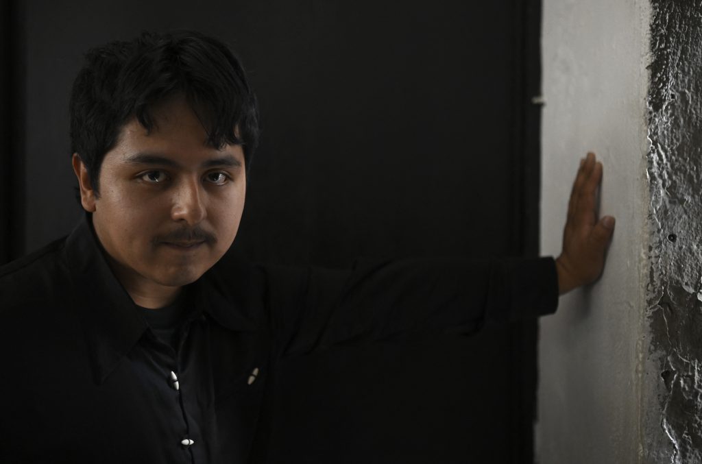 El cantante mexicano Macario Martínez posa durante una entrevista con AFP en la Ciudad de México el 22 de octubre de 2025. (Foto de Alfredo ESTRELLA / AFP)