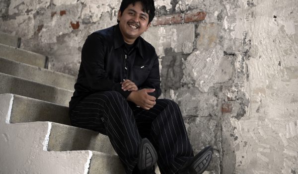 El cantante mexicano Macario Martínez posa durante una entrevista con AFP en la Ciudad de México el 22 de octubre de 2025. (Foto de Alfredo ESTRELLA / AFP)