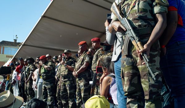 Miembros de las fuerzas armadas se dirigen a la multitud en Antananarivo, Madagascar, 14 de octubre de 2025. EFE/EPA/HENITSOA RAFALIA