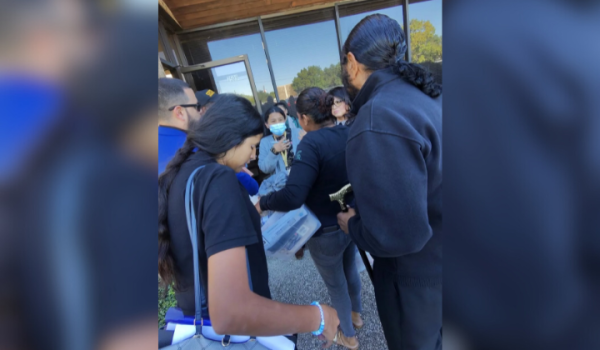 María García, madre de Emmanuel González minutos antes de entrar al centro de detención de inmigrantes. Foto: Cortesía