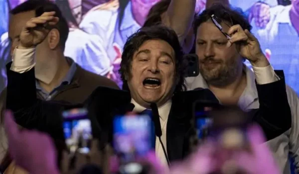El presidente Javier Milei celebra el triunfo de su partido en las elecciones legislativas de Argentina de este domingo/Foto: Getty Images