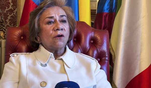 La ministra de Exteriores de Colombia, Rosa Villavicencio, durante su entrevista con EFE este lunes en Roma. EFE/ Daniel Cáceres