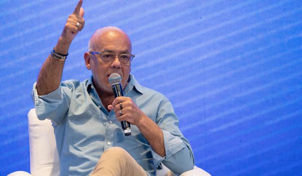 El jefe negociador del Gobierno de Venezuela, Jorge Rodríguez, habla durante un encuentro del Consejo Nacional por la Soberanía y la Paz este martes, en Caracas (Venezuela). EFE/ Ronald Pena R