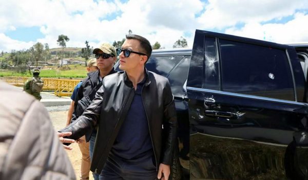 El presidente de Ecuador, sale de su automóvil atacado a balazos