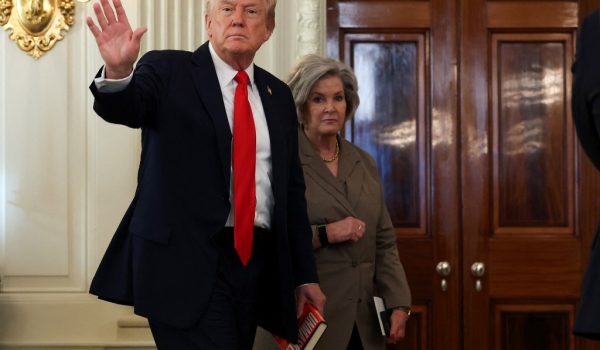 Donald Trump saluda