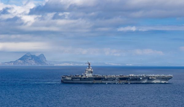 Fotografía del 1 de octubre de 2025 cedida por la Marina de los Estados Unidos del portaaviones más grande del mundo, el USS Gerald R. Ford (CVN 78), navegando por el Estrecho de Gibraltar. EFE/Alyssa Joy/Marina de EE.UU.
