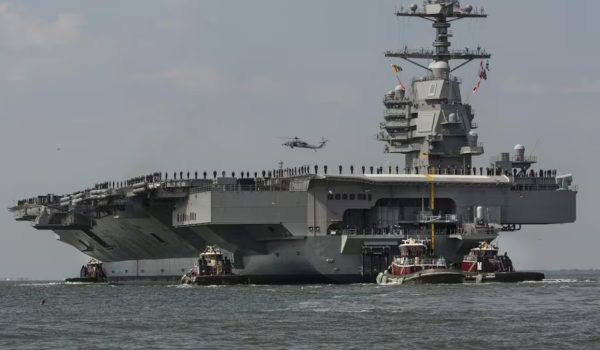 Modelo de portaaviones USS Gerald R. Ford que se incorporó a la flota para combatir el tráfico de droga en América Latina. Foto: Bill Tiernan/The Virginian-Pilot vía AP, Archivo