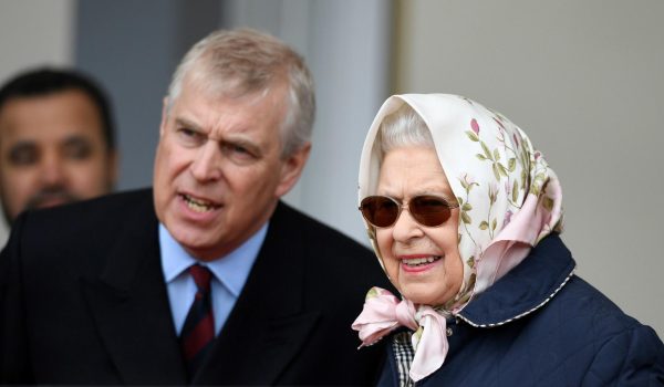 Imagen fechada en 2018 de la fallecida reina Isabel II de Inglaterra y su hijo, el príncipe Andrés. EFE/ Neil Hall