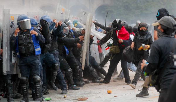 Manifestantes se enfrentan a policías en el 57 aniversario de la masacre de Tlatelolco