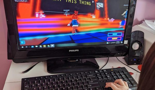 Fotografía de archivo en donde se ve a una niña mientras juega Roblox. EFE/EMILY FLYNN