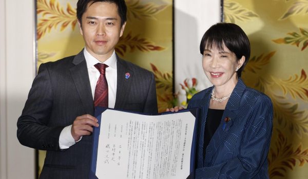 La presidenta del Partido Liberal Democrático (PLD) gobernante de Japón, Sanae Takaichi (d), y el líder del Partido de la Innovación de Japón, Hirofumi Yoshimura, posan después de firmar un acuerdo de coalición en el Parlamento de Tokio, Japón, el 20 de octubre de 2025. EFE/EPA/FRANCK ROBICHON