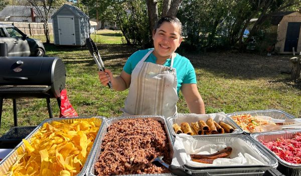 Jeysel Hernández prepara comida nicaragüense en su negocio "Sazón Pinolero", ubicado en Kannapolis, Carolina del Norte. Foto: Jeysel Hernández.