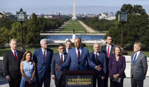 Líderes republicanos de la Cámara de Representantes y del Senado de los Estados Unidos, hablan con los medios sobre el cierre del gobierno desde el Capitolio de los EE. UU. en Washington (EE.UU.). EFE/EPA/JIM LO SCALZO
