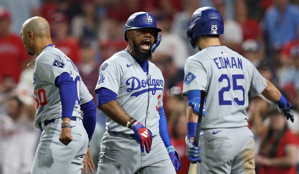 Teoscar Hernández sale al rescate de los Dodgers y de Shohei Ohtani ante los Filis