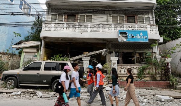 Filipinas se centra en las labores de socorro tras sismo de magnitud 6,9 con 72 muertos