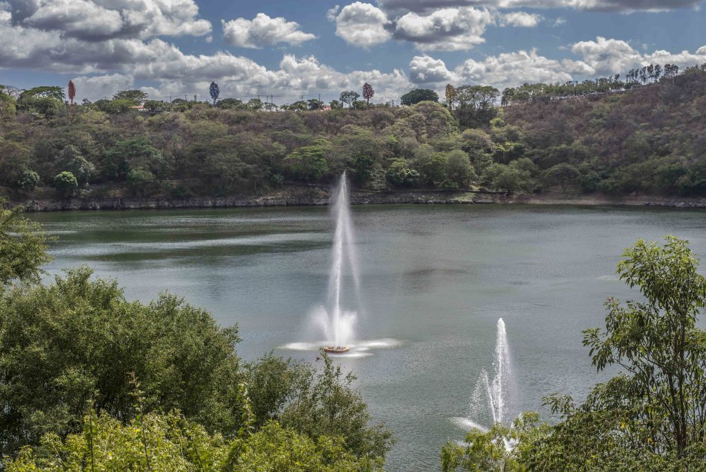 Las fuentes para la oxigenación de las contaminadas aguas de la laguna de Tiscapa no son suficientes para revertir el daño ecológico que sufre desde los años ochenta. LA PRENSA / ÓSCAR NAVARRETE