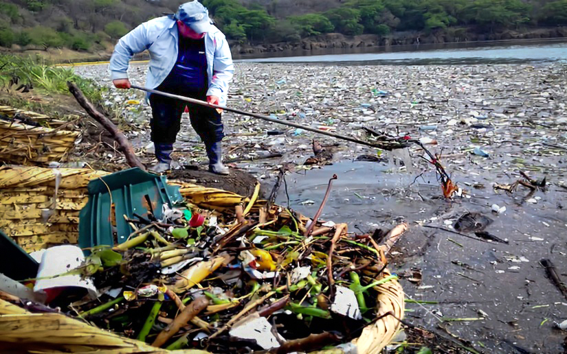 Un trabajador de la Alcaldía de Managua limpia los desechos de basura que flotan sobre las aguas contaminadas de la laguna de Tiscapa. Actualmente funciona un sendero alrededor de la laguna de acceso gratuito. LA PRENSA / TOMADO DEL 19 DIGITAL