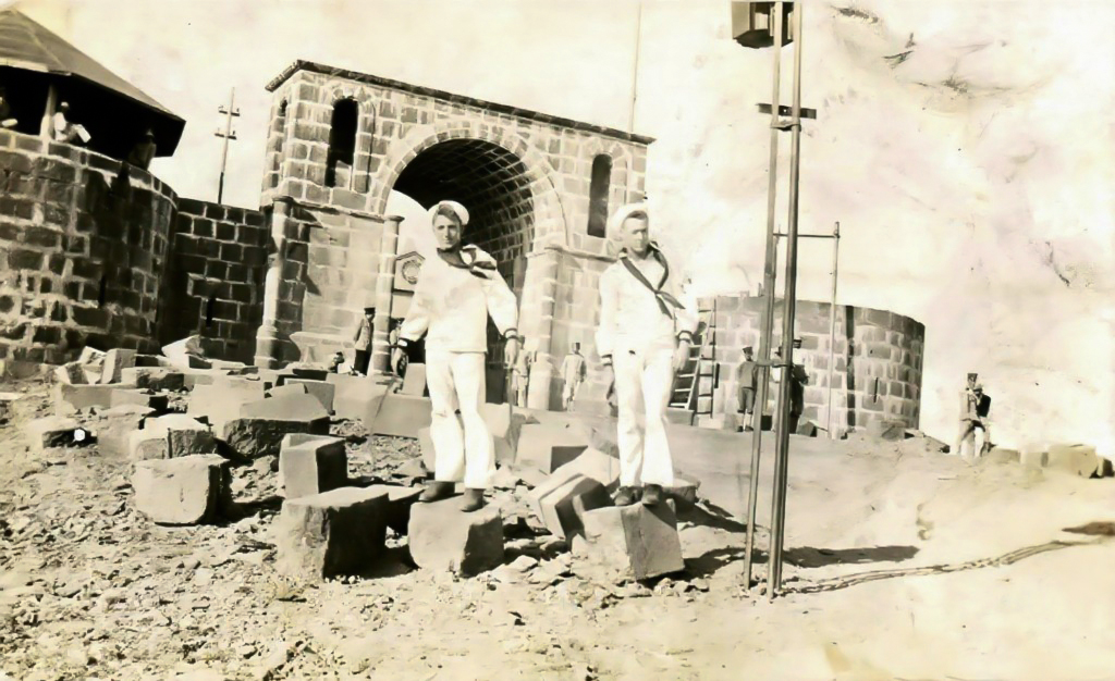 Marinos de los Estados Unidos posan en la entrada de La Fortaleza, ubicada en la loma de Tiscapa. En este lugar se vivieron momentos trascendentales, como "el Lomazo", ocurrido el 25 de octubre de 1925, cuando el caudillo conservador Emiliano Chamorro ejecutó un golpe de Estado contra el presidente Carlos José Solórzano. LA PRENSA / ARCHIVO USMC