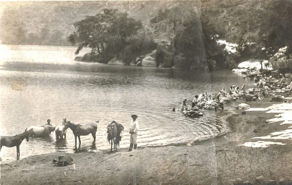 Unas bestias toman agua de la laguna de Tiscapa, mientras una fila de mujeres usan el lavadero público para lavar ropa ajena y ganarse el sustento. LA PRENSA / ARCHIVO REDES