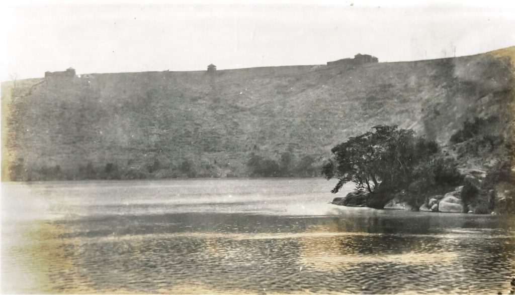 Tiscapa en su forma natural y silvestre de hace un siglo. A la derecha, en la loma, se observa el fortín La Fortaleza y un torreón de vigilancia. LA PRENSA / ARCHIVO REDES