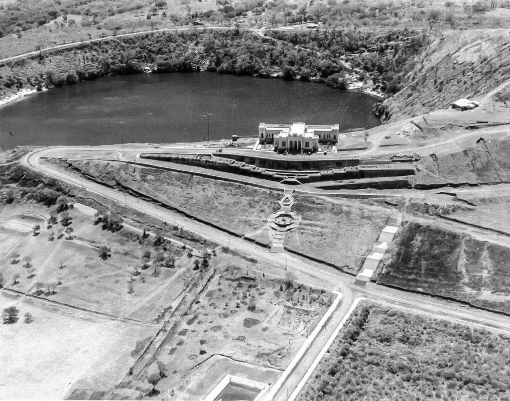 Una vista aérea del Palacio Presidencial construido sobre la loma, donde antes estuvo el fortín La Fortaleza. Detrás se observa la laguna de Tiscapa y, en sus costados, ropa tendida al sol. LA PRENSA / USMC