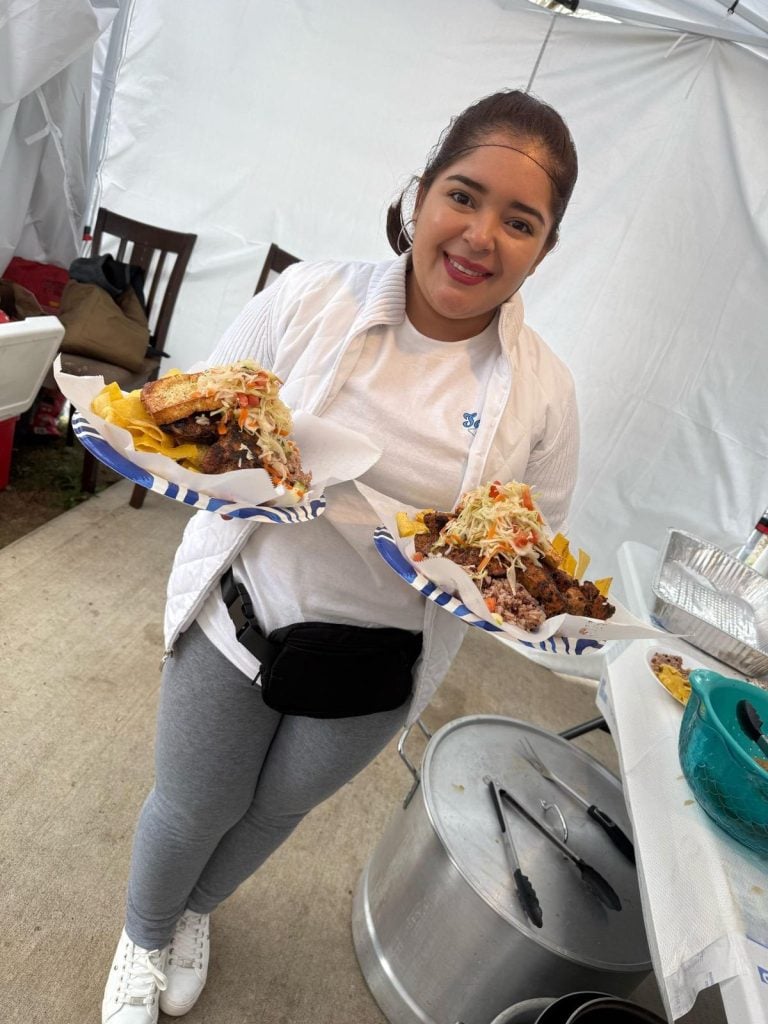 Los platillos que ofrece el negocio van desde fritanga hasta nacatamales. 