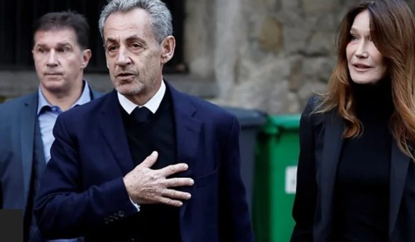 Decenas de personas acudieron a las puertas de la vivienda del expresidente francés Nicolas Sarkozy para mostrarle su apoyo.