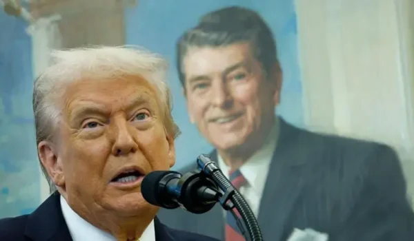 El presidente Trump tiene el poder de aprobar una amplia gama de operaciones clandestinas que su administración considere que favorecen la seguridad nacional.
