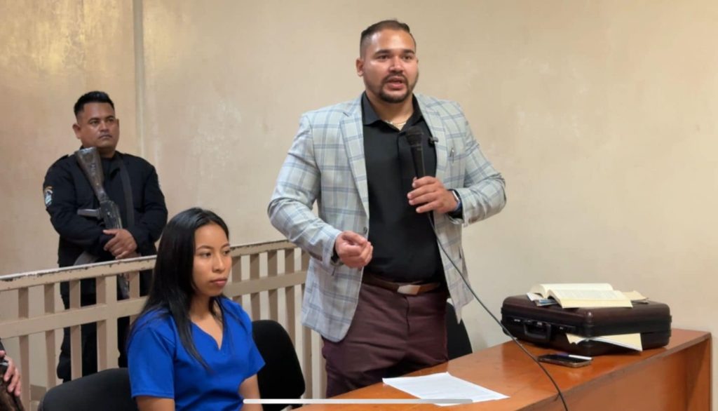 Abogado Harry Valle retoma la defensa de Arelis Palacios Martínez, acusada de apropiarse de más de 23 mil dólares de la empresa de remesas Air Park International. Foto: radio La Primerísima.