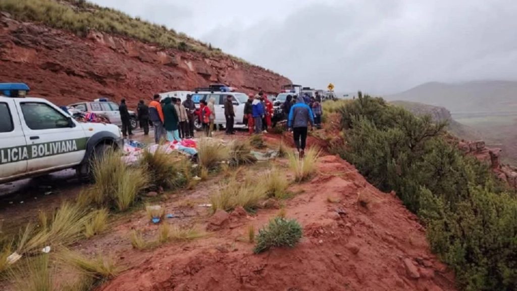 Lugar en el que ocurrió un accidente de bus en Bolivia que resultó en un saldo de 16 fallecidos. Foto: X/CentroBolivia