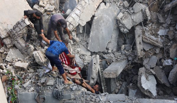 Palestinos recuperan un cuerpo de entre los escombros de una casa destruida durante un ataque israelí nocturno en la ciudad de Gaza el 29 de octubre de 2025. (Foto de Omar AL-QATTAA / AFP)