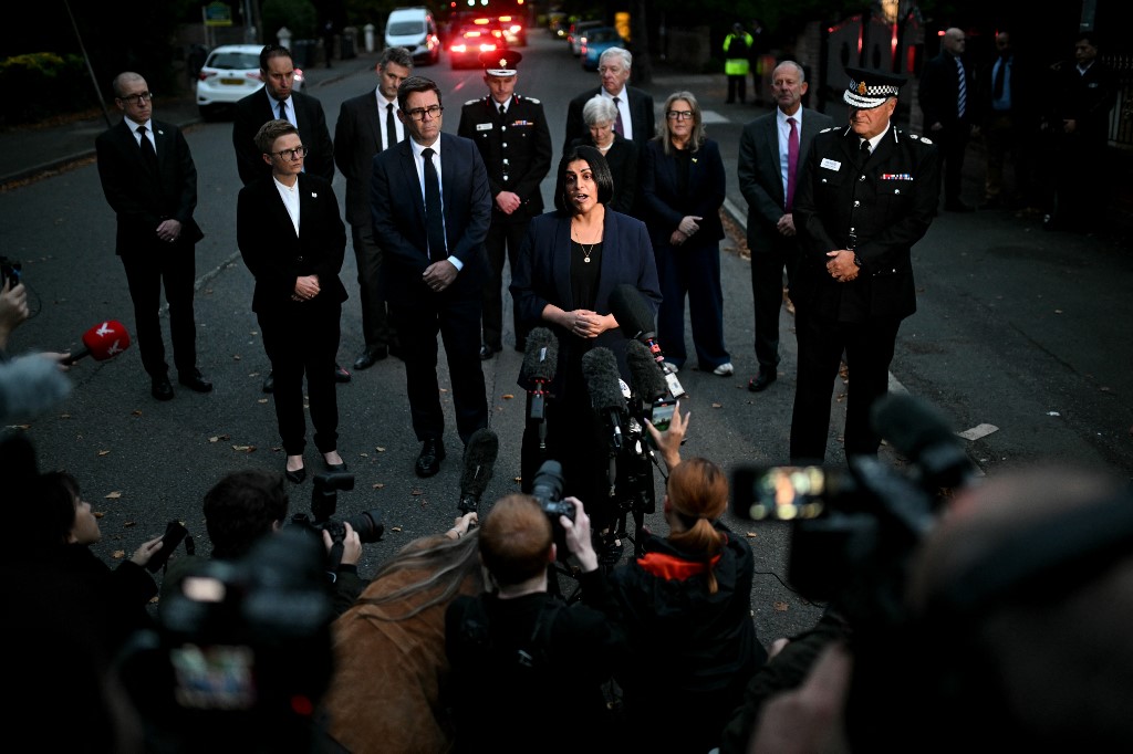 Ministra del interior e Gran Bretaña hablando con periodistas