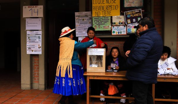 Una mujer vota este domingo, en la segunda vuelta electoral para escoger presidente y vicepresidente, en La paz (Bolivia). EFE/ Gabriel Márquez