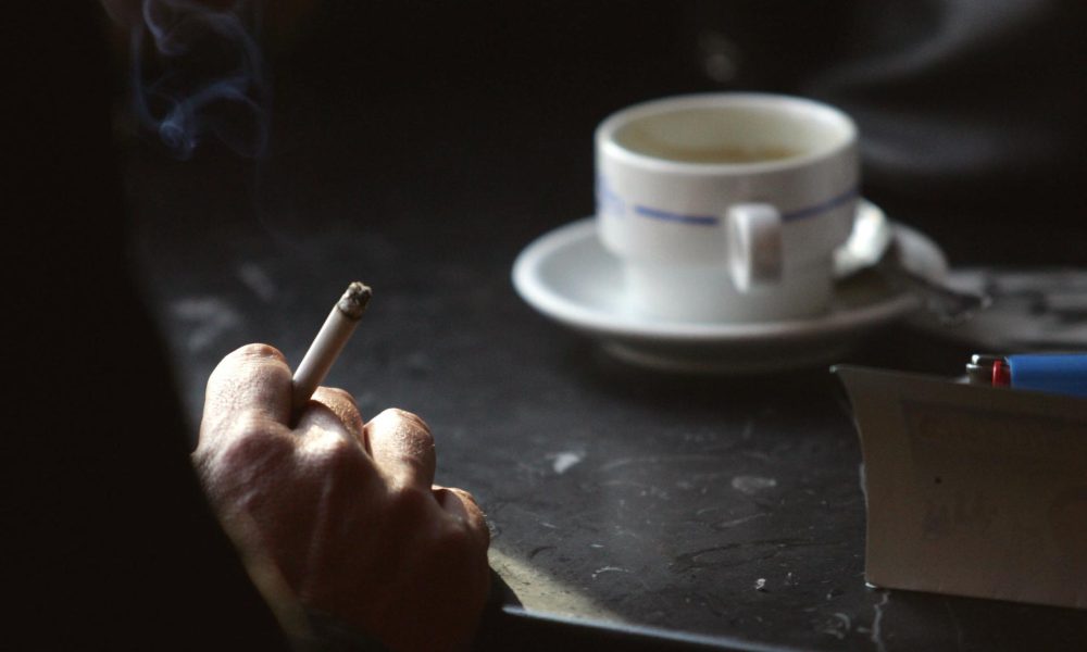 Persona con cigarrillo