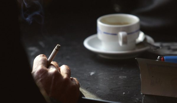 Dejar de fumar, aunque sea tarde, implica menos riesgo de demencia