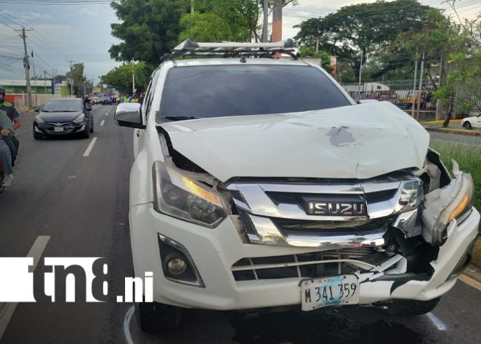 Camioneta color blanco que provocó la tragedia en Carretera Norte, en Managua. Foto tomada del oficialista Canal 8. 